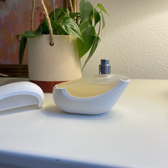 Ariana Grande Vanilla Eau de Parfum - Picture 2 of 2